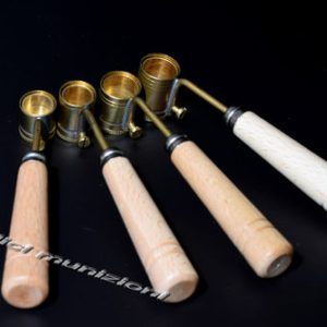 MISURINO P/POLVERE E PALLINI OTTONE C/MANICO LEGNO MIS.0