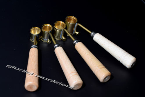 MISURINO P/POLVERE E PALLINI OTTONE C/MANICO LEGNO MIS.0